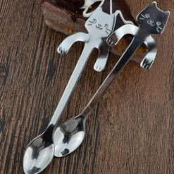 Süßer Teelöffel mit langem Griff und Katze