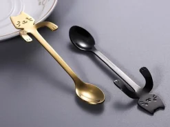 Süßer Teelöffel mit langem Griff und Katze