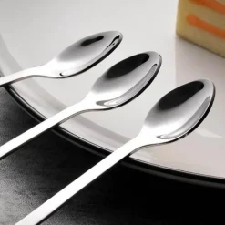 Süßer Teelöffel mit langem Griff und Katze