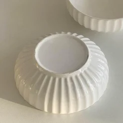 Servierschüssel aus Keramik – elegante Küchenschüssel mit vertikaler Maserung