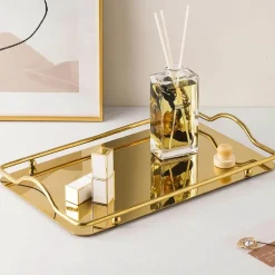 Serviertablett aus Metall – elegante dekorative Platte