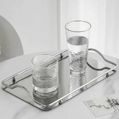 Serviertablett aus Metall – elegante dekorative Platte