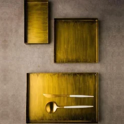 Serviertabletts aus goldenem Metall – luxuriöse dekorative Tabletts für das Esszimmer