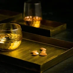 Serviertabletts aus goldenem Metall – luxuriöse dekorative Tabletts für das Esszimmer