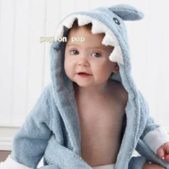 Süßes Baby-Badetuch mit blauem Hai - Plüsch-Badetuch für Kleinkinder