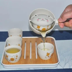 Süßes Katzen-Kung-Fu-Teeset – selbstdrehendes Teegeschirr