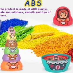 Set aus ineinander stapelbaren Matroschka-Puppen – buntes Lernspielzeug für Kinder