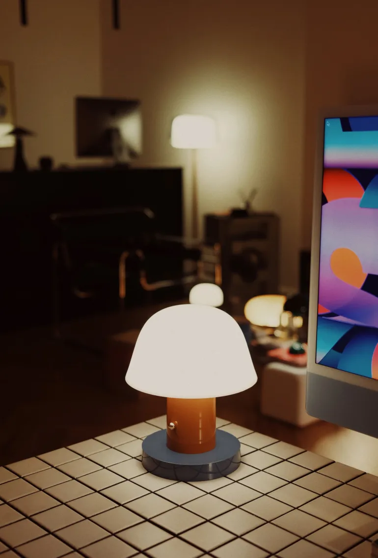 Setago Table Lamp – Acrylic and Aluminum Lamp