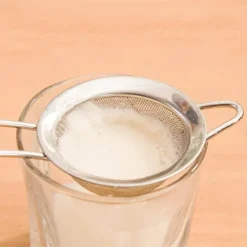 Sieb aus Edelstahl – Küchenwerkzeug für Mehl und Gebäck