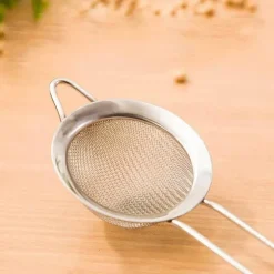 Sieb aus Edelstahl – Küchenwerkzeug für Mehl und Gebäck