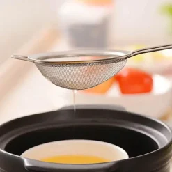 Sieb aus Edelstahl – Küchenwerkzeug für Mehl und Gebäck