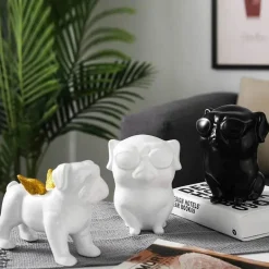 Skulptur mit schwarzen Bulldoggenflügeln – Keramik-Dekoration für Zuhause und Büro