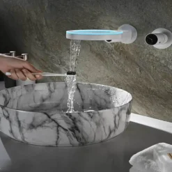 Smarter LED-Badezimmerhahn – Eleganter Wasserhahn im digitalen Design