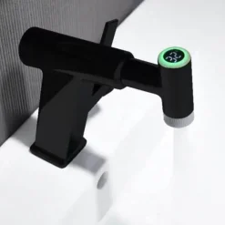 Smarter Wasserfall-Wasserhahn – Temperaturregelung mit futuristischem Display