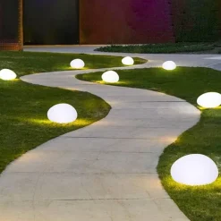 Solar-LED-Gartenkugelleuchte - Wasserdichtes, glänzendes Monddekor