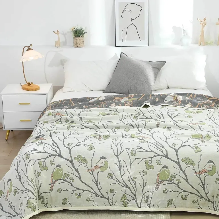 Sommerdecke aus Baumwollgaze – weicher Überwurf mit Blumenmuster für das Schlafsofa