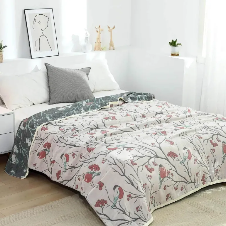 Sommerdecke aus Baumwollgaze – weicher Überwurf mit Blumenmuster für das Schlafsofa