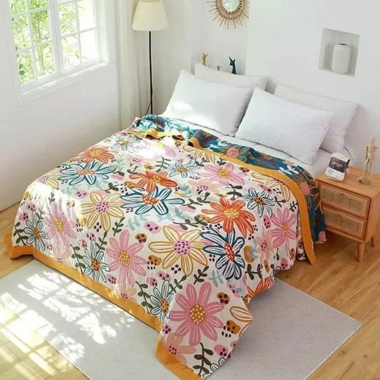 Sommerdecke aus Baumwollgaze – weicher Überwurf mit Blumenmuster für das Schlafsofa