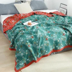 Sommerdecke aus Baumwollgaze – weicher Überwurf mit Blumenmuster für das Schlafsofa