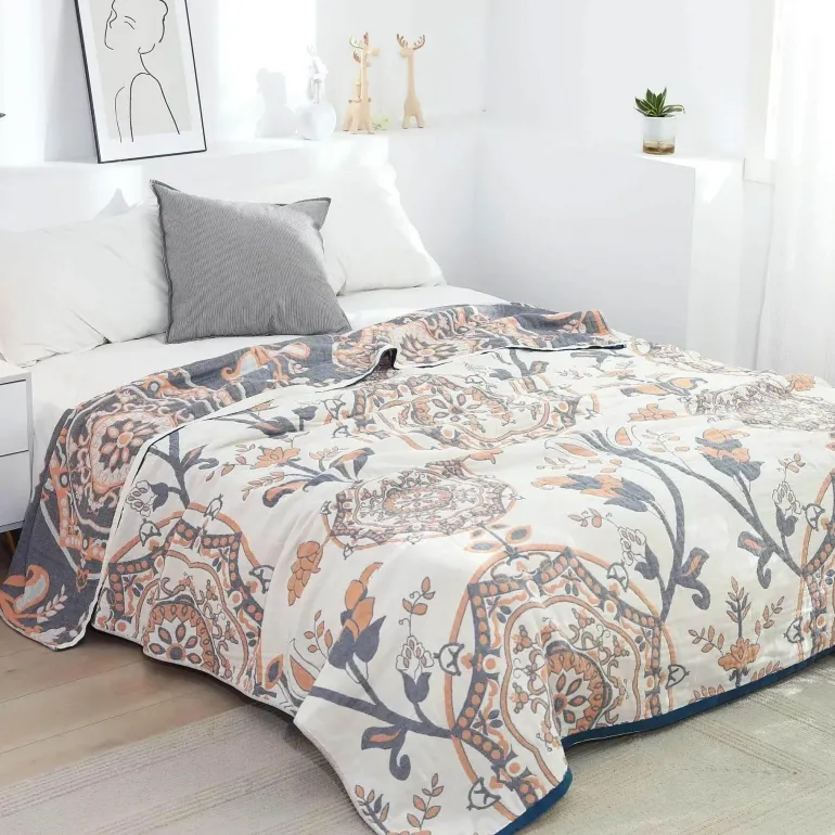 Sommerdecke aus Baumwollgaze – weicher Überwurf mit Blumenmuster für das Schlafsofa