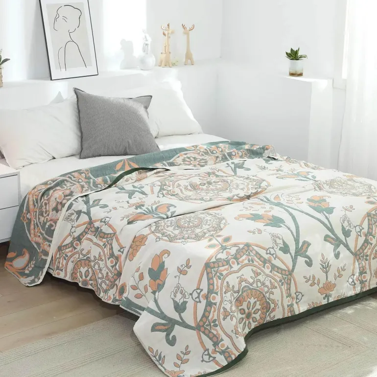 Sommerdecke aus Baumwollgaze – weicher Überwurf mit Blumenmuster für das Schlafsofa