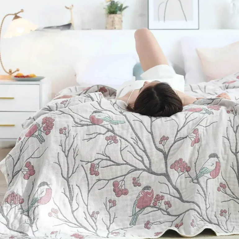 Sommerdecke aus Baumwollgaze – weicher Überwurf mit Blumenmuster für das Schlafsofa
