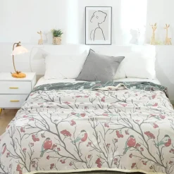 Sommerdecke aus Baumwollgaze – weicher Überwurf mit Blumenmuster für das Schlafsofa