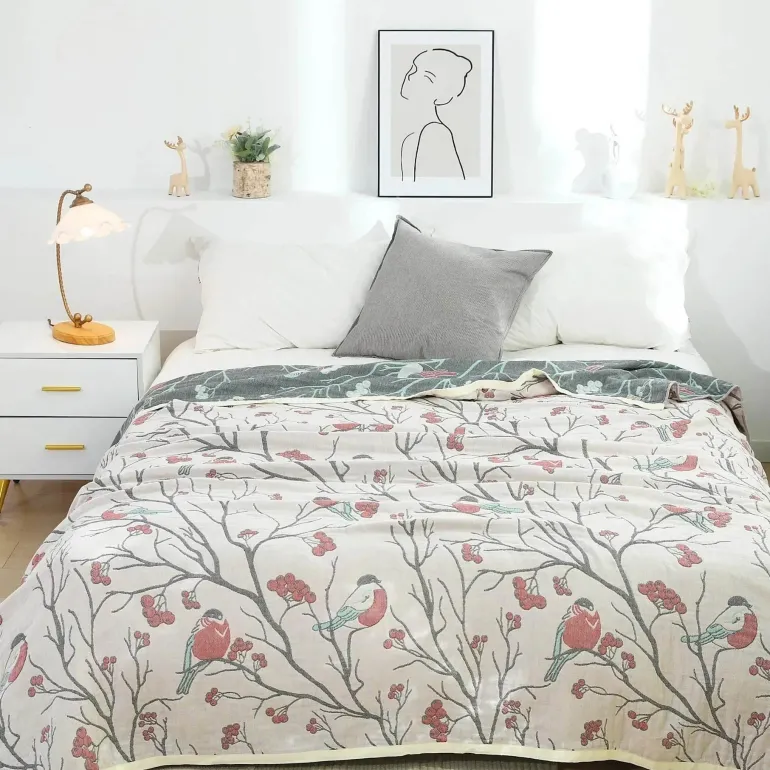 Sommerdecke aus Baumwollgaze – weicher Überwurf mit Blumenmuster für das Schlafsofa