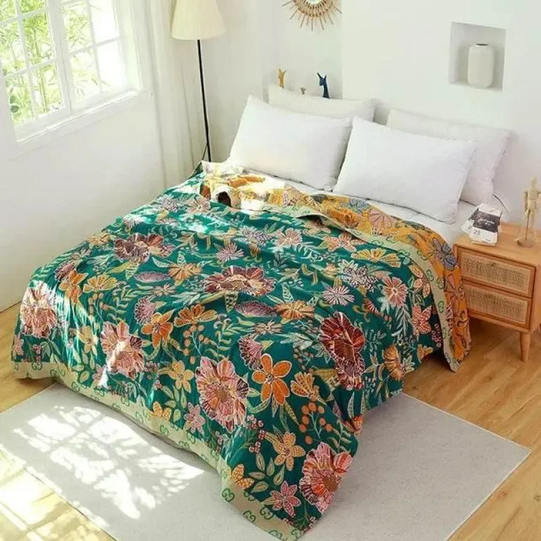 Sommerdecke aus Baumwollgaze – weicher Überwurf mit Blumenmuster für das Schlafsofa