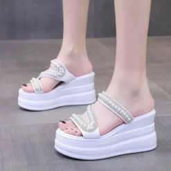 Sommer-Slipper mit hohem Plateau – stylisches Freizeitschuhwerk