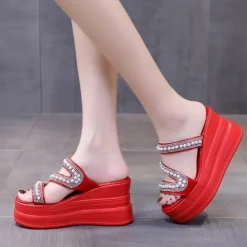 Sommer-Slipper mit hohem Plateau – stylisches Freizeitschuhwerk