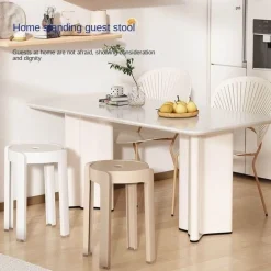 Stapelbare Esszimmerhocker im nordischen Stil – moderne, platzsparende Stühle