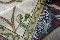 Strickdecke mit Blumen und Vögeln – Moderne Winterdecke