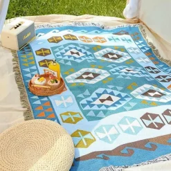 Strickdecke mit Blumen und Vögeln – Moderne Winterdecke