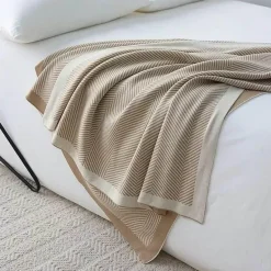Strickdecke mit nordischen Streifen – gemütlicher, warmer Sofabezug für den Winter