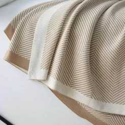 Strickdecke mit nordischen Streifen – gemütlicher, warmer Sofabezug für den Winter