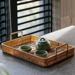 Tablett mit geflochtenem Rattangriff zum Servieren und Aufbewahren