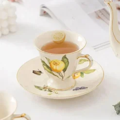 Tee- und Kaffeeservice aus Keramik – Zitronenteekanne mit goldenem Rand und Untertasse