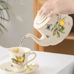 Tee- und Kaffeeservice aus Keramik – Zitronenteekanne mit goldenem Rand und Untertasse