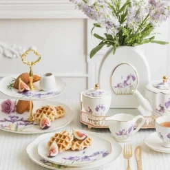 Teegeschirr-Set mit Blumenmuster – Teekanne, Tassen, Untertassen, Zucker, Milchbehälter, Vase, Teller