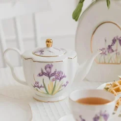 Teegeschirr-Set mit Blumenmuster – Teekanne, Tassen, Untertassen, Zucker, Milchbehälter, Vase, Teller