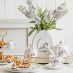 Teegeschirr-Set mit Blumenmuster – Teekanne, Tassen, Untertassen, Zucker, Milchbehälter, Vase, Teller