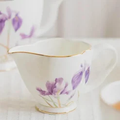 Teegeschirr-Set mit Blumenmuster – Teekanne, Tassen, Untertassen, Zucker, Milchbehälter, Vase, Teller