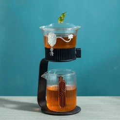 Teekanne aus Glas – Antikes, geheimnisvolles Blattdesign