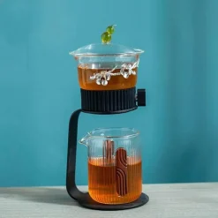 Teekanne aus Glas – Antikes, geheimnisvolles Blattdesign