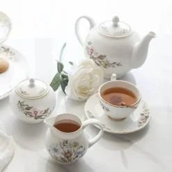 Teeservice aus Bone China: Teekanne, Teetasse, Untertasse, Obstteller, Tablett, Becher und Geschirr