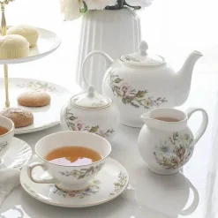 Teeservice aus Bone China: Teekanne, Teetasse, Untertasse, Obstteller, Tablett, Becher und Geschirr