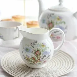 Teeservice aus Bone China: Teekanne, Teetasse, Untertasse, Obstteller, Tablett, Becher und Geschirr
