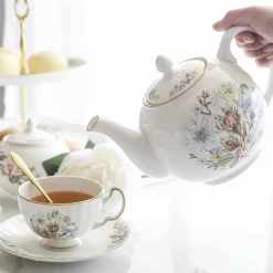 Teeservice aus Bone China: Teekanne, Teetasse, Untertasse, Obstteller, Tablett, Becher und Geschirr