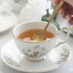 Teeservice aus Bone China: Teekanne, Teetasse, Untertasse, Obstteller, Tablett, Becher und Geschirr